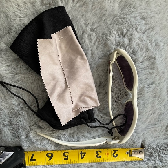 ❤️💚 VALENTINO SUN GLASSES 💚❤️ - Picture 5 of 8